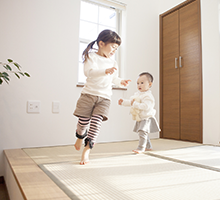 子どもが部屋で走ってる写真